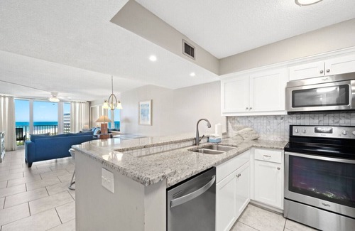 Thomas Drive Apartment | Beachfront-Pet Friendly-Pool/Tennis/Pickleball Court-Tiki Bar-C504