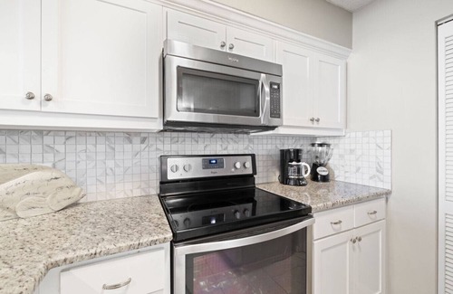 Thomas Drive Apartment | Beachfront-Pet Friendly-Pool/Tennis/Pickleball Court-Tiki Bar-C504
