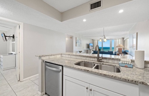 Thomas Drive Apartment | Beachfront-Pet Friendly-Pool/Tennis/Pickleball Court-Tiki Bar-C504