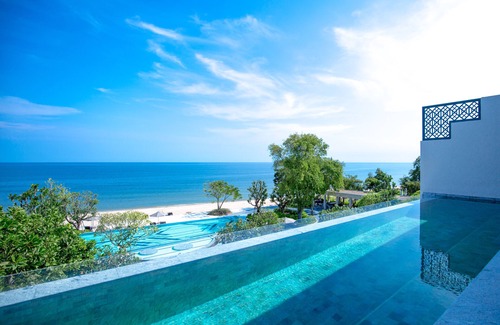 Cha-am House | Oceanfront Penthouse with Pool & Breakfast Amenities