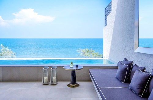 Cha-am House | Oceanfront Penthouse with Pool & Breakfast Amenities