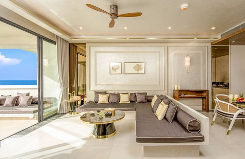 Cha-am House | Oceanfront Penthouse with Pool & Breakfast Amenities
