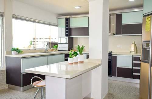 Lecheria Condo | Beachfront Penthouse: Family-Friendly Oasis with Pool