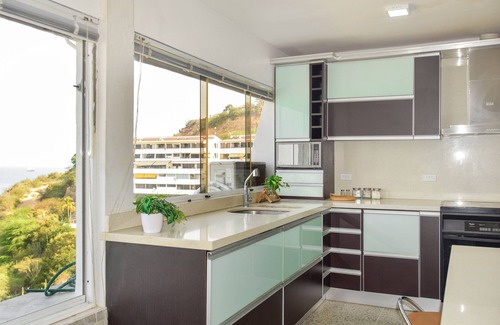 Lecheria Condo | Beachfront Penthouse: Family-Friendly Oasis with Pool