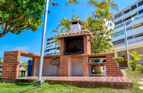 Lecheria Condo | Beachfront Penthouse: Family-Friendly Oasis with Pool