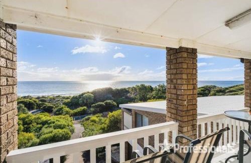 Peppermint Grove Beach House | Pet-Friendly Beachfront Penthouse at Peppy Beach Retreats