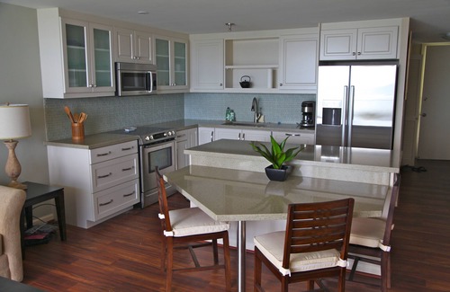 Punaluu Condo | Beachfront Penthouse with Ocean View & Pool - Rated 9.6/10