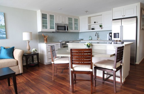 Punaluu Condo | Beachfront Penthouse with Ocean View & Pool - Rated 9.6/10
