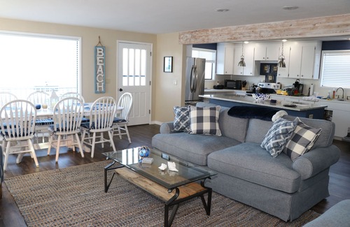 Clinton House | Picture-Perfect Beachfront Home with Ocean View & Kitchen