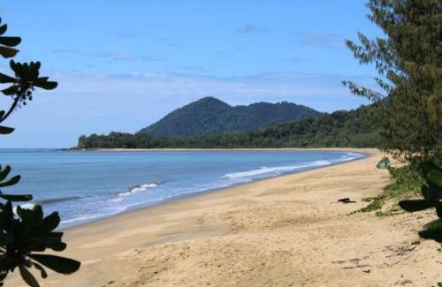 Bramston Beach House | Beachfront Bliss at 'Pippies on the Beach' in Bramston