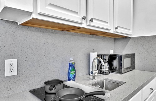 Hollywood Apartment | Beachfront & Pool ~ Near Marriott Hollywood Beach