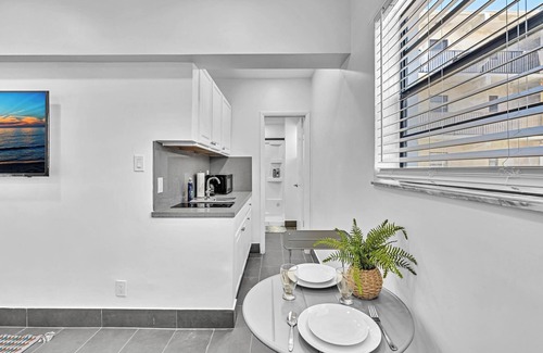 Hollywood Apartment | Beachfront & Pool ~ Near Marriott Hollywood Beach