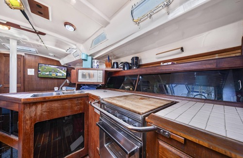 Centro - Supmza 001 Boat Rental | Beachfront Private Sailboat with Ocean View and Kitchen