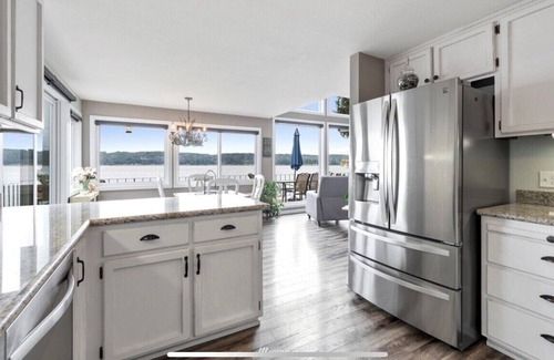 Burley House | Beachfront Retreat with Ocean Views and Spa Luxury