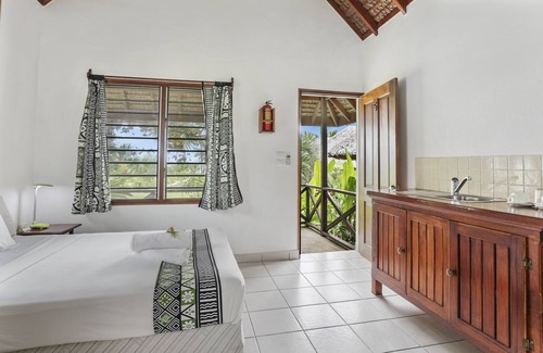 Luganville Resort | Stunning Beachfront Resort with Pool and Ocean Views