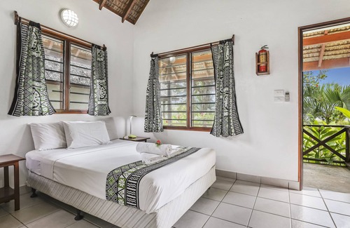 Luganville Resort | Stunning Beachfront Resort with Pool and Ocean Views