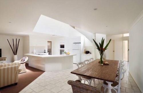 Korora House | Beachfront Retreat with Ocean Views and Free Wifi