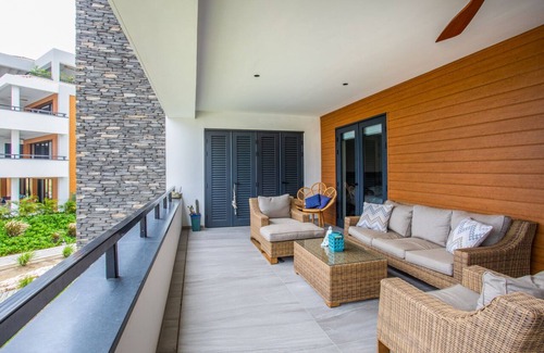 Sint Michiel Apartment | Beachfront 3 BDR Apartment with Ocean Views & Pool Access