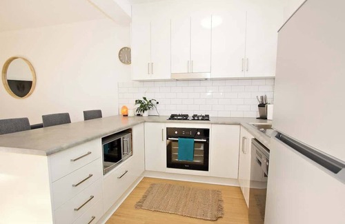 Semaphore House | Beachfront Apartment with Ocean View in Semaphore - 9.8 Rated