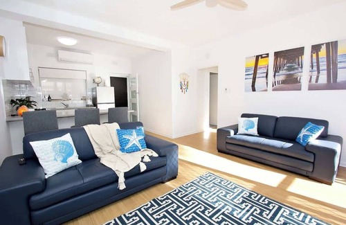 Semaphore House | Beachfront Apartment with Ocean View in Semaphore - 9.8 Rated