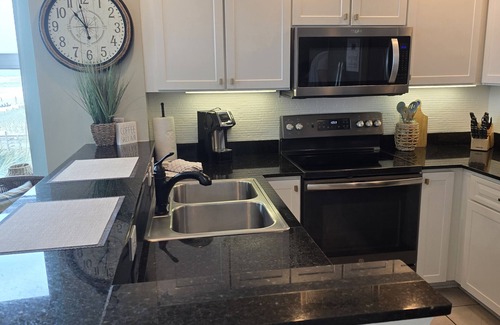 Gulf Shores Condo | Beachfront Retreat: Guest Rated 10/10 with Ocean Views!
