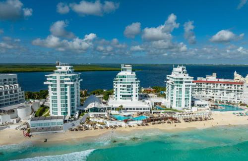 Zona Hotelera Apartment | Oceanfront Suite with Best Views and Spa Amenities