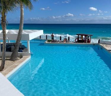 Zona Hotelera Apartment | Oceanfront Suite with Best Views and Spa Amenities