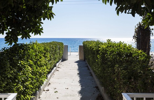Mousata Apartment | Beachfront Suite No 3 with Breakfast and Kitchen Access