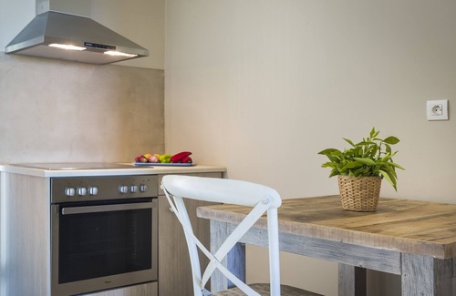 Mousata Apartment | Beachfront Suite No 4: Ideal for Beach Lovers with Breakfast
