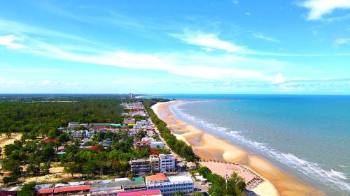Cha-am Apartment | Beachfront Apartment with Pool, Balcony & Ocean Views