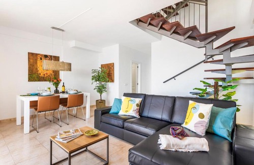 Radazul Apartment | Beachfront Triplex with Pool and Ocean View for Families