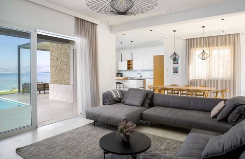 Slatine Villa | Beachfront Villa Grey Martini: Private Pool & Breakfast