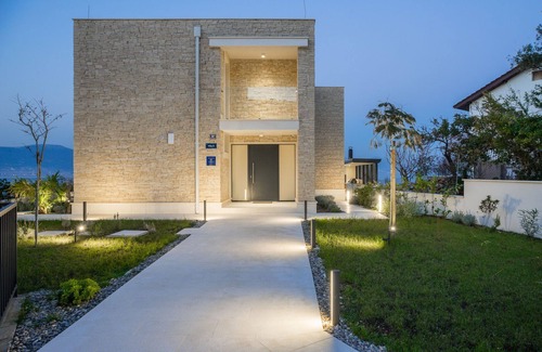 Slatine Villa | Beachfront Villa Grey Martini: Private Pool & Breakfast
