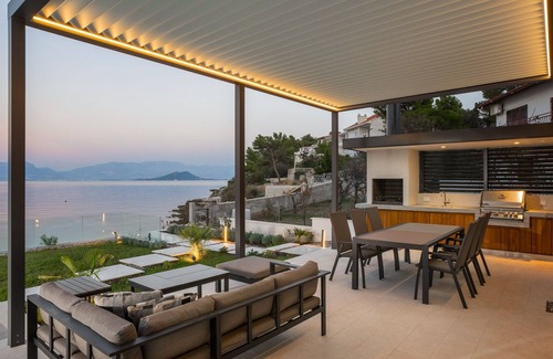 Slatine Villa | Beachfront Villa Grey Martini: Private Pool & Breakfast