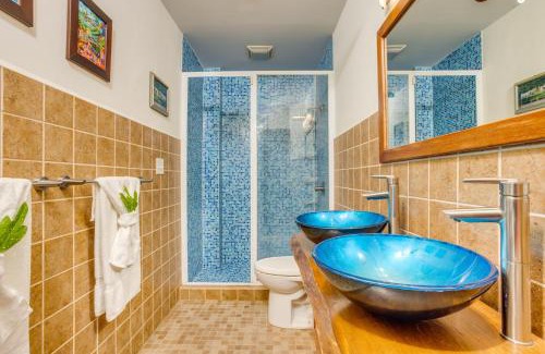 Placencia Villa | Beachfront Villa Pool Sleeps 7 Grand Lounge