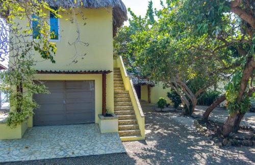Placencia Villa | Beachfront Villa Pool Sleeps 7 Grand Lounge