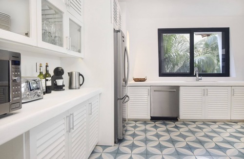 Soliman Bay Villa | Beachfront Paradise: Infinity Pool & Rooftop Jacuzzi Awaits