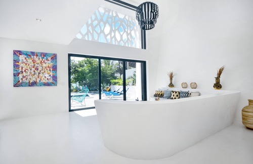 Soliman Bay Villa | Beachfront Paradise: Infinity Pool & Rooftop Jacuzzi Awaits