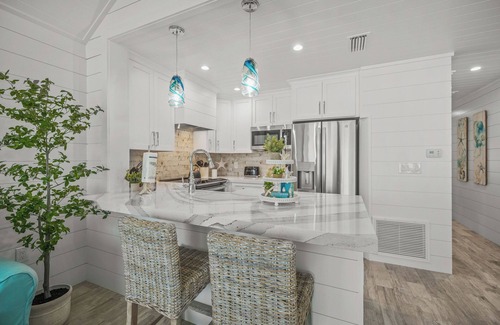 Holmes Beach Condo | Beachfront Haven with Ocean View & Spa Amenities Await You