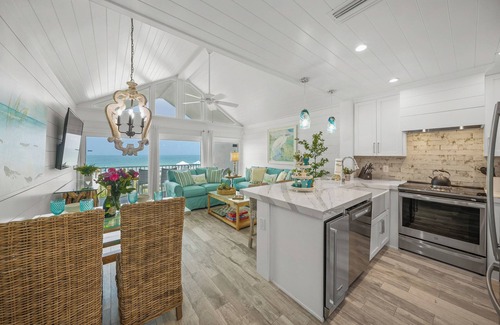Holmes Beach Condo | Beachfront Haven with Ocean View & Spa Amenities Await You