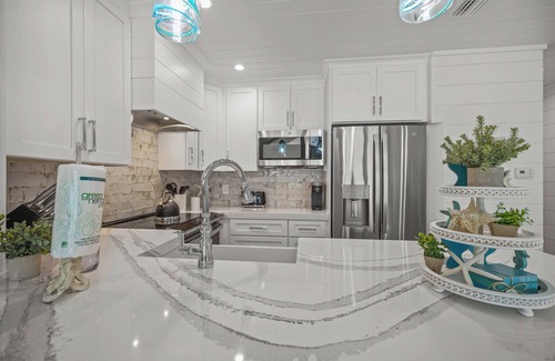Holmes Beach Condo | Beachfront Haven with Ocean View & Spa Amenities Await You