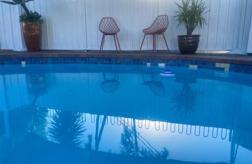Beachmere Hotel | Discover Beachmere Palms Motel: Oceanfront Getaway Awaits