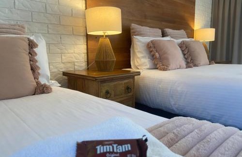 Beachmere Hotel | Discover Beachmere Palms Motel: Oceanfront Getaway Awaits