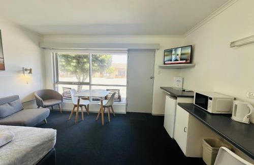 Rivoli Bay Hotel | Beachport Motor Inn: Family-Friendly Getaway by the Coast