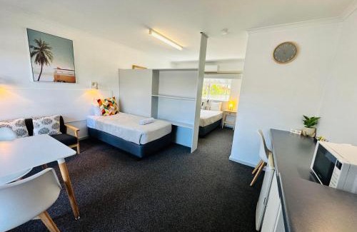 Rivoli Bay Hotel | Beachport Motor Inn: Family-Friendly Getaway by the Coast