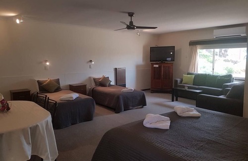 Rivoli Bay Hotel | Beachport Motor Inn: Family-Friendly Stay with Breakfast!
