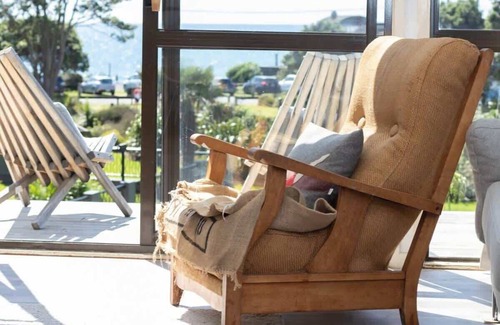 Oakura House | Unique Aqua Vista on Arden: Oceanfront Getaway Awaits
