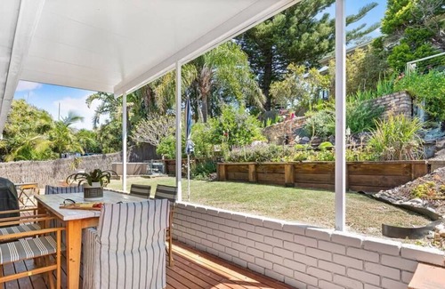Forresters Beach House | Beachside Bliss / Forresters Beach