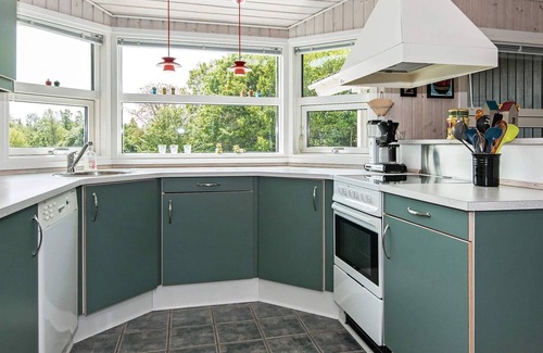 Lyngsbæk Strand House | Spacious 8-Person Holiday Home with Ocean View in Ebeltoft