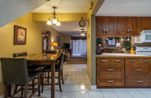 Ormond-by-the-Sea Condo | Cozy Beachside Retreat in Ormond Beach with Pool & Breakfast